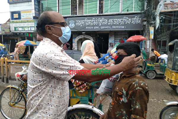 কিশোরগঞ্জে সম্মিলিত সামাজিক আন্দোলনের মাস্ক বিতরণ