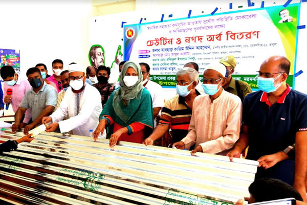 ভালুকায় ঢেউটিন ও নগদ অর্থ বিতরণ