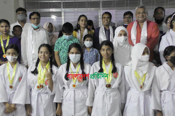 কুড়িগ্রামে মেয়েদের কারাতে প্রশিক্ষণ ও বেল্ট বিতরণ