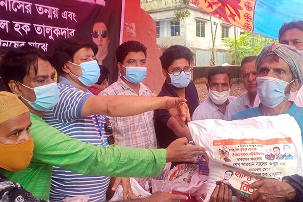 বঙ্গবন্ধুর শাহাদাতবার্ষিকী উপলক্ষে মোরেলগঞ্জে খাদ্য সহায়তা  