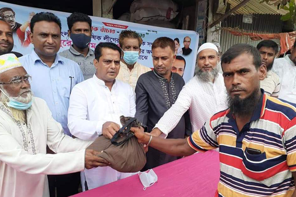 রাজবাড়ীতে শোক দিবস উপলক্ষে কৃষক লীগের ত্রাণ বিতরণ