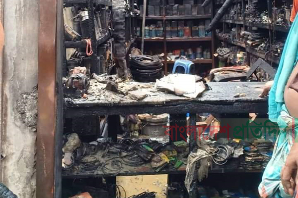 বোয়ালমারীতে আগুনে ৫ দোকান পুড়ে ছাই