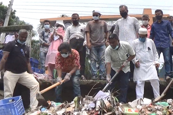 টাউন খালের নাব্যতা ফেরাতে পরিষ্কার-পরিচ্ছন্নতা অভিযান
