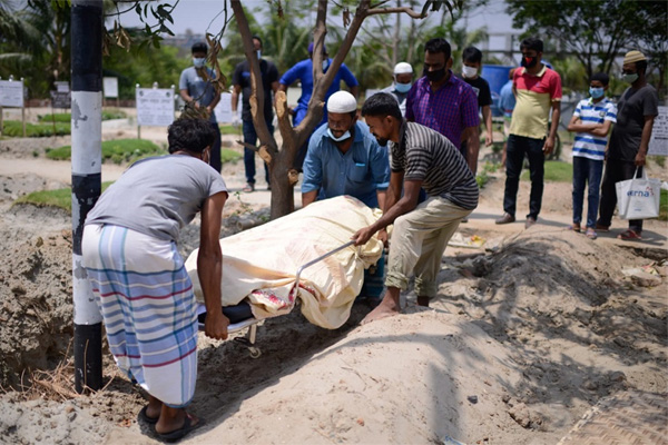 তিন হাসপাতাল ঘুরে আইসিইউ না পেয়ে গাড়িতেই নারীর মৃত্যু 

