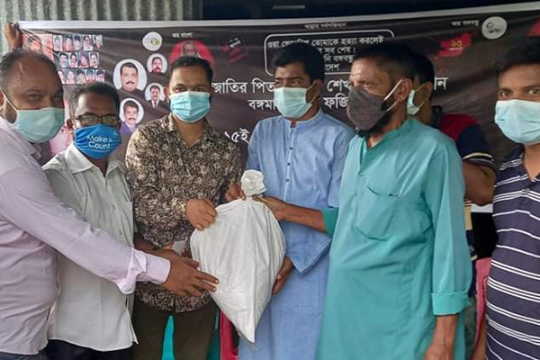 ফুলপুরে দুস্থদের মাঝে খাদ্যসামগ্রী বিতরণ