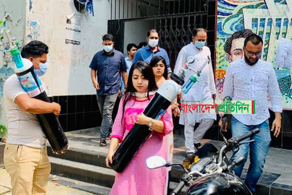 ফোন করলেই করোনা রোগীর বাসায় চলে যাচ্ছে ‘বঙ্গমাতা অক্সিজেন সেবা’ 