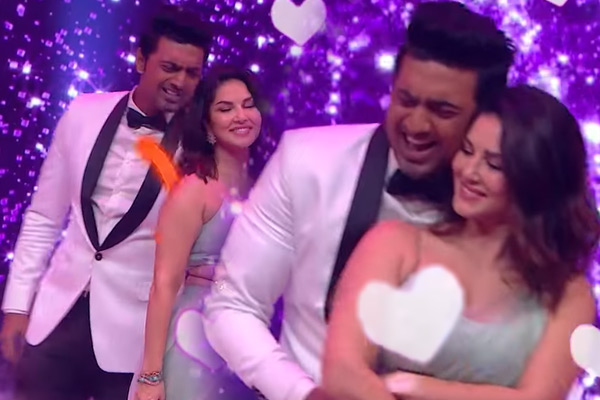 সানি লিওনের সঙ্গে মঞ্চ মাতালেন নায়ক দেব