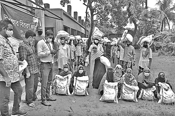 কিশোরগঞ্জে খাদ্যসামগ্রী পেয়ে আনন্দে আত্মহারা সবাই