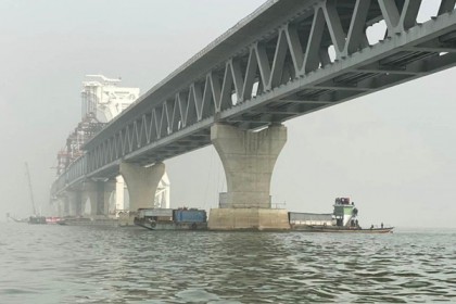 পদ্মা সেতুতে ধাক্কা দেওয়া কাকলী ফেরির মাস্টার ও সুকানি বরখাস্ত