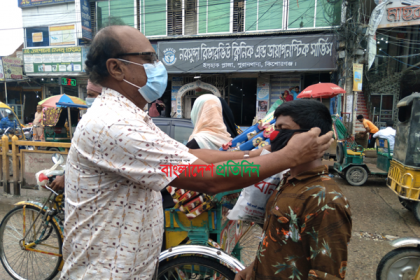 কিশোরগঞ্জে সম্মিলিত সামাজিক আন্দোলনের মাস্ক বিতরণ