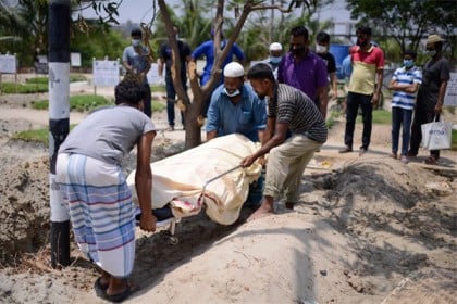 তিন হাসপাতাল ঘুরে আইসিইউ না পেয়ে গাড়িতেই নারীর মৃত্যু 

