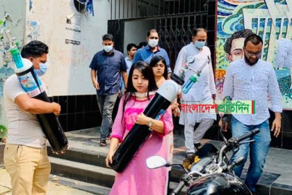 ফোন করলেই করোনা রোগীর বাসায় চলে যাচ্ছে ‘বঙ্গমাতা অক্সিজেন সেবা’ 