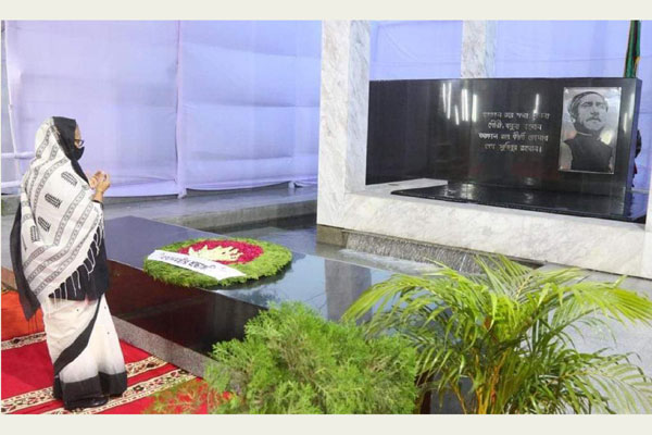 জাতীয় শোক দিবসে বঙ্গবন্ধুর প্রতিকৃতিতে প্রধানমন্ত্রীর শ্রদ্ধা