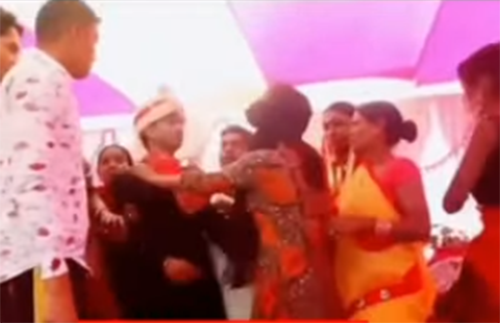 বিয়ের আসরে তরুণীর হাতে পিটুনি খেলেন বর! 