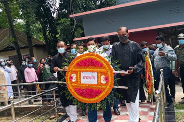 কালিয়াকৈরে জাতীয় শোক দিবসে বঙ্গবন্ধুর প্রতিকৃতিতে পুষ্পস্তবক অর্পণ