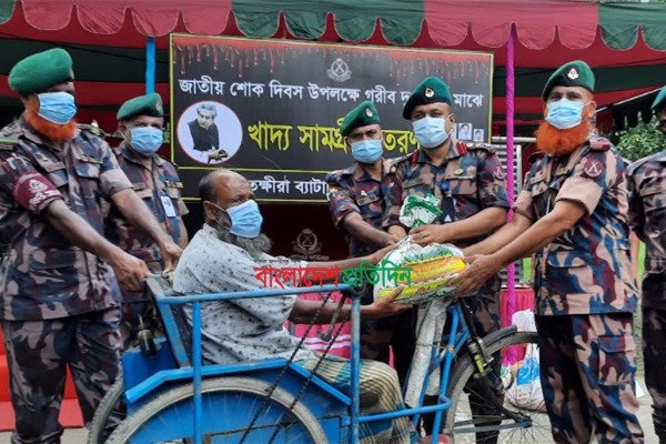 জাতীয় শোক দিবসে সাতক্ষীরায় অসহায়দের মাঝে খাদ্য সহায়তা