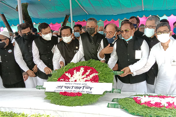 টুঙ্গিপাড়ায় জাতির পিতার সমাধিতে মানুষের ঢল