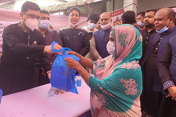 জাতীয় শোক দিবসে নরসিংদীতে আশ্রয়ণ প্রকল্পে খাবার বিতরণ