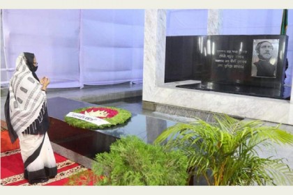 জাতীয় শোক দিবসে বঙ্গবন্ধুর প্রতিকৃতিতে প্রধানমন্ত্রীর শ্রদ্ধা