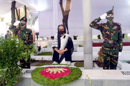 ১৫ আগস্ট নিহত স্বজনদের সমাধিতে প্রধানমন্ত্রীর শ্রদ্ধা
