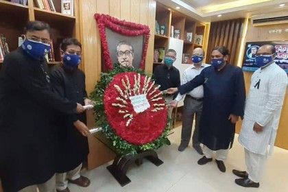 ডিপিডিসি'র প্রধান 
কার্যালয়ে বঙ্গবন্ধু কর্নারে 
পুষ্পস্তবক অর্পণ 