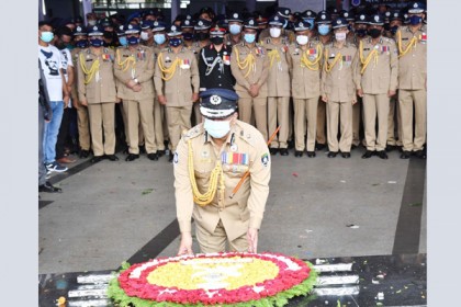 জাতীয় শোক দিবসে বঙ্গবন্ধুর প্রতিকৃতিতে আইজিপির শ্রদ্ধা

