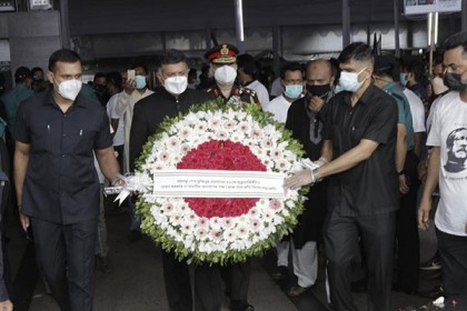 বঙ্গবন্ধুর প্রতিকৃতিতে ভারতের হাই কমিশনারের বিনম্র শ্রদ্ধা