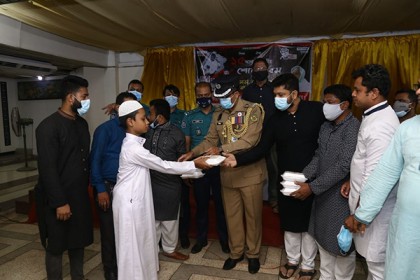 জাতীয় শোক দিবসে চট্টগ্রামে খাবার বিতরণ