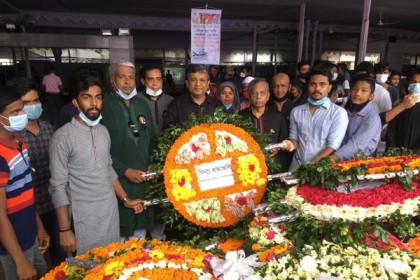 জাতীয় শোক দিবসে বঙ্গবন্ধুর প্রতিকৃতিতে ফেন্সিং অ্যাসোসিয়েশনের শ্রদ্ধা 

