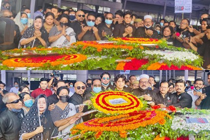বঙ্গবন্ধুর প্রতিকৃতিতে চলচ্চিত্র শিল্পীদের শ্রদ্ধা
