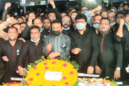 বঙ্গবন্ধুর প্রতিকৃতিতে দক্ষিণ স্বেচ্ছাসেবক লীগের শ্রদ্ধা