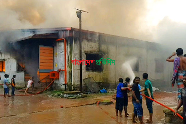 গাজীপুরে পোশাক কারখানার গুদামে আগুন