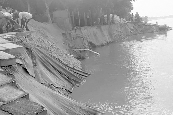 সংযোগ সেতুর রক্ষা বাঁধে ধস