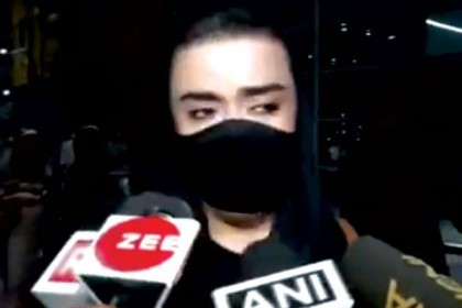 কাবুল থেকে দিল্লি পৌঁছেই কান্নায় ভেঙে পড়লেন আফগান তরুণী (ভিডিও)