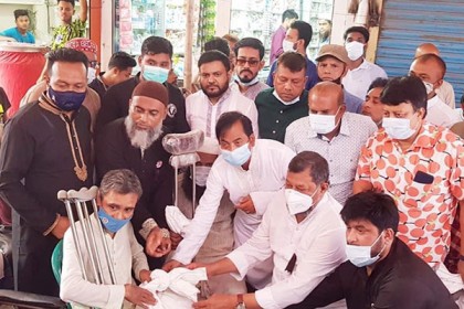 অসহায়দের পাশে ঢাকা মহানগর দক্ষিণ যুবলীগ