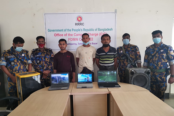 রোহিঙ্গা ক্যাম্পে অবৈধ ল্যাপটপ-সাউন্ড বক্সসহ আটক তিন