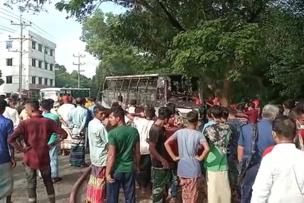 নরসিংদীতে বাসের চাপায় দুই পথচারী নিহত