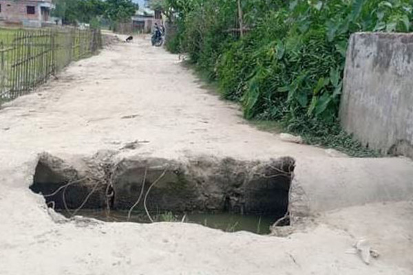 দিনাজপুরে রাস্তার এই কালভার্ট এখন মরণ ফাঁদ!