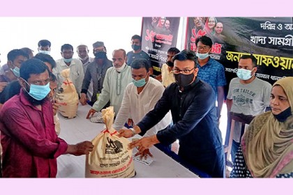 মিরসরাইতে খাদ্যসামগ্রী বিতরণ শেখ জামাল ধানমন্ডি ক্লাবের 