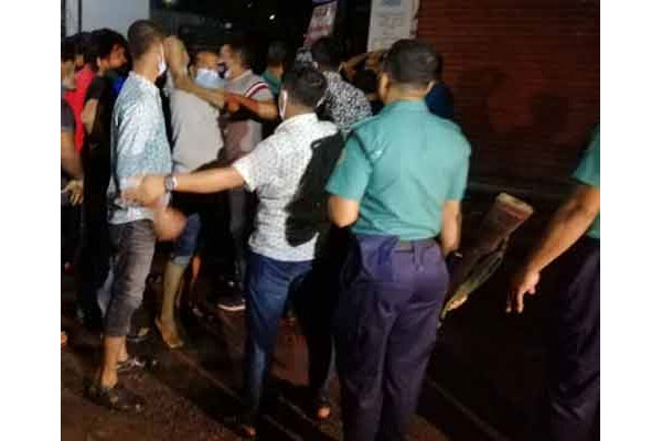 বরিশালে ইউএনওর বাসভবনে হামলা, পুলিশ-ছাত্রলীগ সংঘর্ষ


