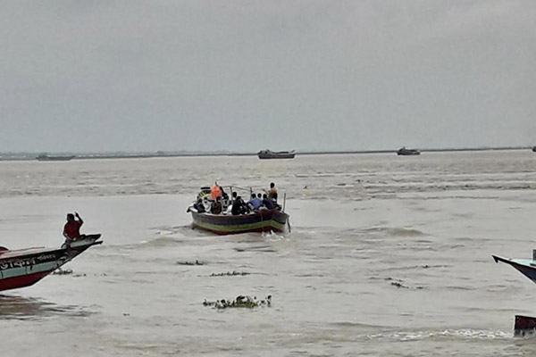 চাঁদপুরে ঝুঁকি নিয়ে পদ্মা-মেঘনা নদীতে পারাপার