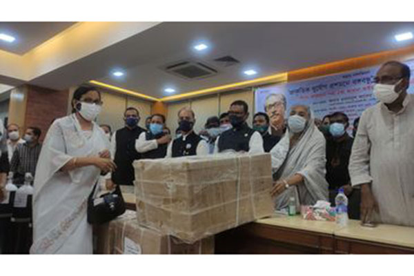করোনা সুরক্ষা সামগ্রী বিতরণ আওয়ামী লীগের ত্রাণ উপকমিটির 