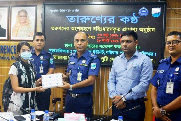 মুন্সীগঞ্জে শোক দিবস উপলক্ষে শিক্ষার্থীদের মাঝে বই বিতরণ