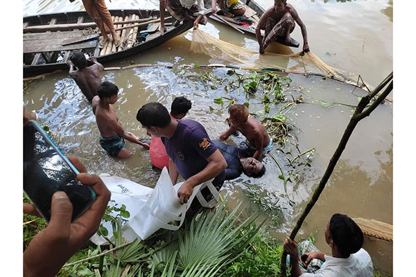 শ্রীপুরে নৌকাডুবি, চিকিৎসকসহ দুই জনের মরদেহ উদ্ধার