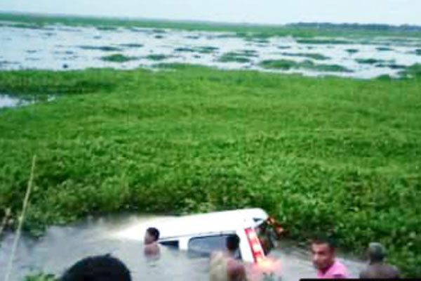 সিলেটে মাইক্রোবাস খাদে পড়ে নিহত ৩