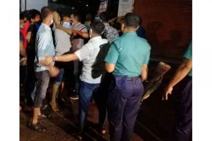 বরিশালে ইউএনওর বাসভবনে হামলা, পুলিশ-ছাত্রলীগ সংঘর্ষ


