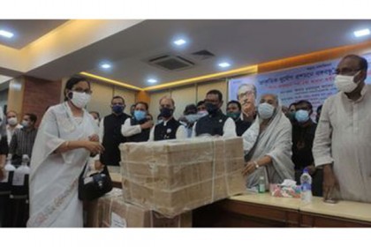 করোনা সুরক্ষা সামগ্রী বিতরণ আওয়ামী লীগের ত্রাণ উপকমিটির 