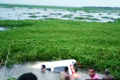 সিলেটে মাইক্রোবাস খাদে পড়ে নিহত ৩