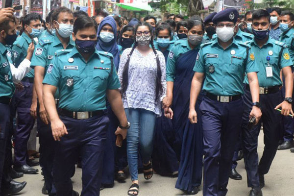 আবারও রিমান্ড মঞ্জুর, পরীমণিকে দেখতে এজলাসে উৎসুক জনতার ভিড়