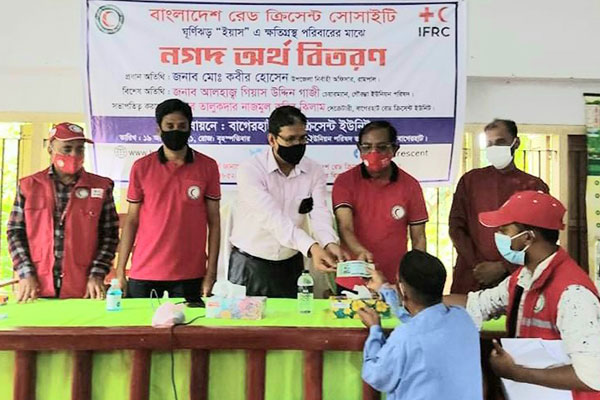 বাগেরহাটে ঘূর্ণিঝড়ে ক্ষতিগ্রস্ত ২০০ পরিবারে আর্থিক সহায়তা